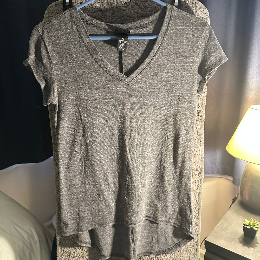 Rue 21 Size XS Grey T-shirt